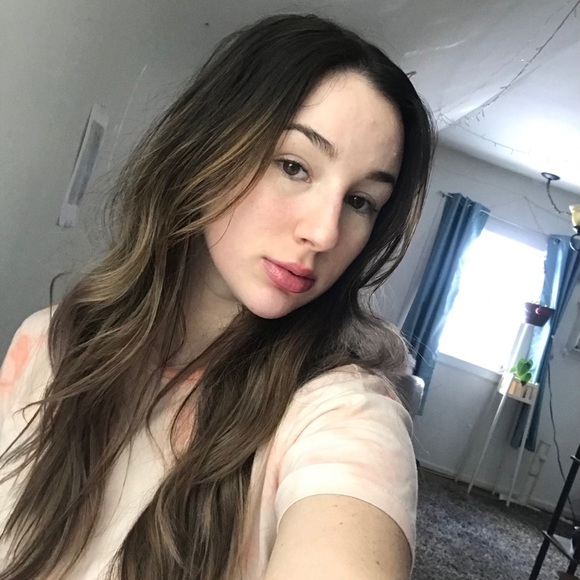 Meet your Posher, Alyssa - Picture 2 of 2